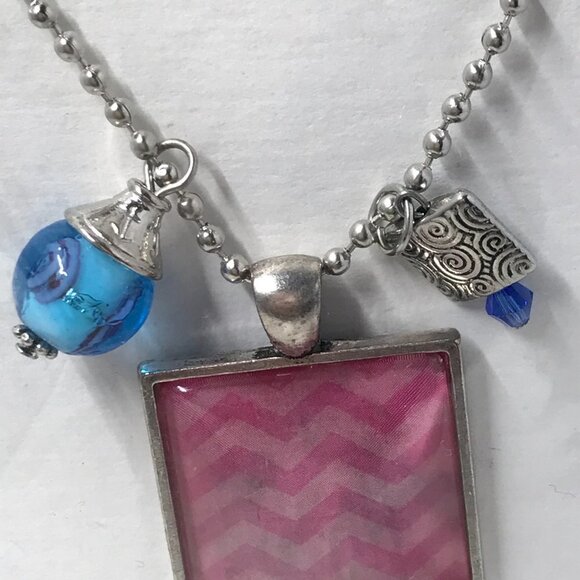 NEW Pendent necklace with pink pendent and 2 charms.  Comes on a 22 inch chain - Picture 4 of 6